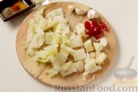 Фото приготовления рецепта: Картошка, запечённая с капустой - шаг №2