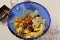 Фото приготовления рецепта: Картошка, запечённая с капустой - шаг №4