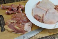 Фото приготовления рецепта: Куриные бёдра, запечённые с цветной капустой и сметанно-грибным соусом - шаг №2