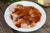 Фото приготовления рецепта: Куриные бёдра, запечённые с цветной капустой и сметанно-грибным соусом - шаг №3