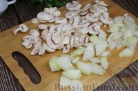 Фото приготовления рецепта: Куриные бёдра, запечённые с цветной капустой и сметанно-грибным соусом - шаг №5