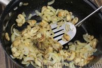 Фото приготовления рецепта: Куриные бёдра, запечённые с цветной капустой и сметанно-грибным соусом - шаг №10