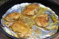 Фото приготовления рецепта: Куриные бёдра, запечённые с цветной капустой и сметанно-грибным соусом - шаг №12