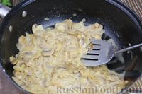 Фото приготовления рецепта: Куриные бёдра, запечённые с цветной капустой и сметанно-грибным соусом - шаг №11