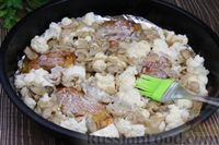 Фото приготовления рецепта: Куриные бёдра, запечённые с цветной капустой и сметанно-грибным соусом - шаг №15