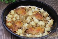 Фото приготовления рецепта: Куриные бёдра, запечённые с цветной капустой и сметанно-грибным соусом - шаг №16