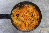 Фото приготовления рецепта: Слоёный салат со шпротами, картофелем, морковью и маринованными огурцами - шаг №9