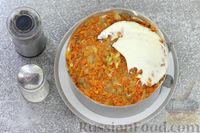 Фото приготовления рецепта: Слоёный салат со шпротами, картофелем, морковью и маринованными огурцами - шаг №17