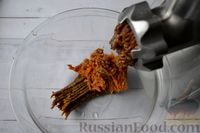 Фото приготовления рецепта: Морковные конфеты с финиками, курагой и изюмом - шаг №4
