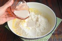 Фото приготовления рецепта: Слоистый пирог из песочно-дрожжевого теста, с джемом и ореховым безе - шаг №6