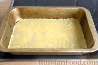 Фото приготовления рецепта: Слоистый пирог из песочно-дрожжевого теста, с джемом и ореховым безе - шаг №10