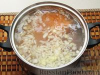 Фото приготовления рецепта: Сырный суп с чечевицей и колбасой - шаг №7