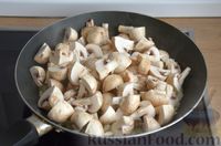 Фото приготовления рецепта: Печень индейки, тушенная с грибами и сливками - шаг №5