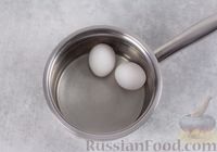 Фото приготовления рецепта: Закусочные шарики с крабовыми палочками, плавленым сыром, яйцами и чесноком - шаг №2