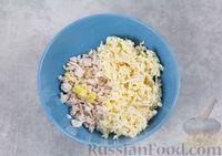 Фото приготовления рецепта: Закусочные шарики с крабовыми палочками, плавленым сыром, яйцами и чесноком - шаг №4