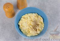 Фото приготовления рецепта: Закусочные шарики с крабовыми палочками, плавленым сыром, яйцами и чесноком - шаг №6