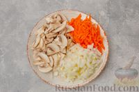 Фото приготовления рецепта: Чечевица с мясным фаршем и грибами (на сковороде) - шаг №2