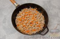 Фото приготовления рецепта: Чечевица с мясным фаршем и грибами (на сковороде) - шаг №4