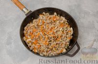 Фото приготовления рецепта: Чечевица с мясным фаршем и грибами (на сковороде) - шаг №5