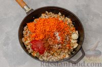 Фото приготовления рецепта: Чечевица с мясным фаршем и грибами (на сковороде) - шаг №6