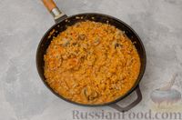 Фото приготовления рецепта: Чечевица с мясным фаршем и грибами (на сковороде) - шаг №8