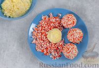 Фото приготовления рецепта: Закусочные шарики с крабовыми палочками, плавленым сыром, яйцами и чесноком - шаг №7