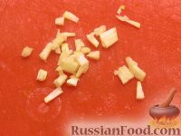 Фото приготовления рецепта: Салат с крабовыми палочками и вареной морковью - шаг №4