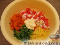 Фото приготовления рецепта: Салат с крабовыми палочками и вареной морковью - шаг №6