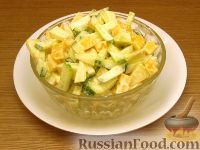 Фото к рецепту: Сырный салат с яблоками и огурцами