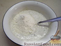 Фото приготовления рецепта: Закусочные оладьи с грибами - шаг №4