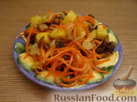 Фото к рецепту: Салат с жареными грибами и корейской морковкой