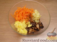 Фото приготовления рецепта: Салат с жареными грибами и корейской морковкой - шаг №4