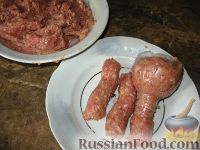 Фото приготовления рецепта: Чевапчичи (жареные колбаски) в беконе - шаг №2