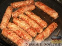 Фото приготовления рецепта: Чевапчичи (жареные колбаски) в беконе - шаг №4