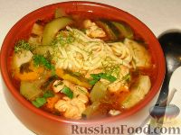 Фото к рецепту: Овощной суп с курицей, лапшой и цуккини
