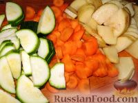 Фото приготовления рецепта: Овощной суп с курицей, лапшой и цуккини - шаг №2