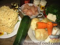 Фото приготовления рецепта: Овощной суп с курицей, лапшой и цуккини - шаг №1