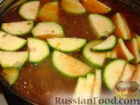 Фото приготовления рецепта: Овощной суп с курицей, лапшой и цуккини - шаг №6