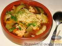 Фото приготовления рецепта: Овощной суп с курицей, лапшой и цуккини - шаг №7