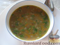 Фото к рецепту: Суп из свиных копченых ребрышек с зеленой чечевицей