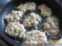 Фото приготовления рецепта: Нежные куриные оладьи с сыром и зеленью - шаг №6
