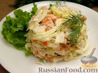 Фото к рецепту: Овощной салат с рыбой и маринованным луком