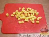 Фото приготовления рецепта: Овощной салат с рыбой и маринованным луком - шаг №2