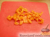 Фото приготовления рецепта: Овощной салат с рыбой и маринованным луком - шаг №3