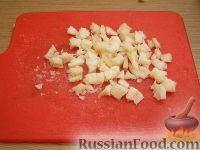 Фото приготовления рецепта: Овощной салат с рыбой и маринованным луком - шаг №4