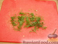 Фото приготовления рецепта: Овощной салат с рыбой и маринованным луком - шаг №5