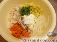 Фото приготовления рецепта: Овощной салат с рыбой и маринованным луком - шаг №6