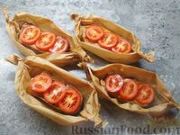 Фото приготовления рецепта: Стейки кеты, запечённые с помидорами и сыром - шаг №3