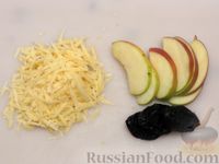 Фото приготовления рецепта: Куриное филе, запечённое с черносливом, яблоком и сыром - шаг №4