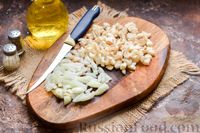 Фото приготовления рецепта: Шампиньоны с творожным сыром и зеленью, запечённые в беконе - шаг №3